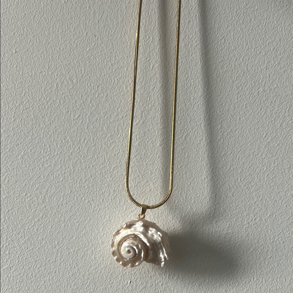 Gold Chain Necklace with natural Sea Shell Pendant - Elegant Women’s Jewelry